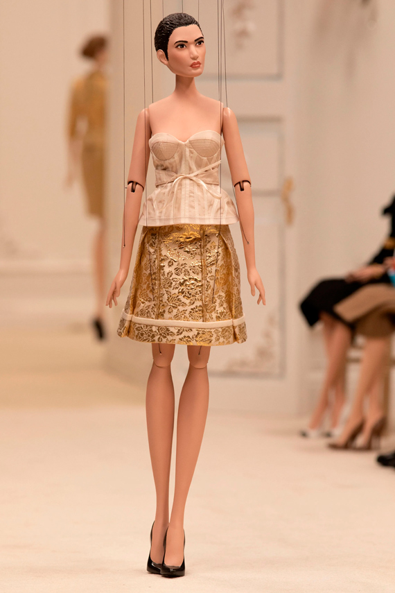 Марионетка в нежном образе от Moschino Moschino модель-марионетка