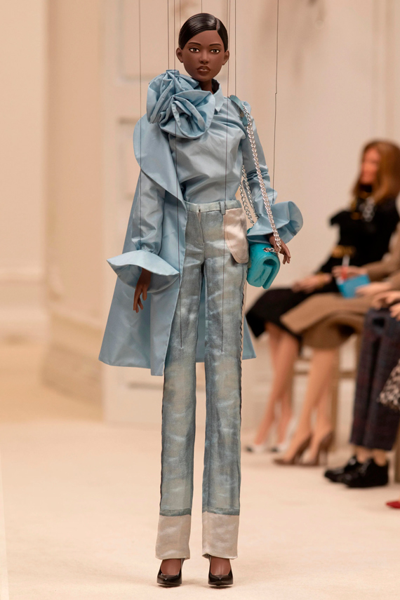 Игрушечная модель в голубом прикиде Moschino презентация коллекции