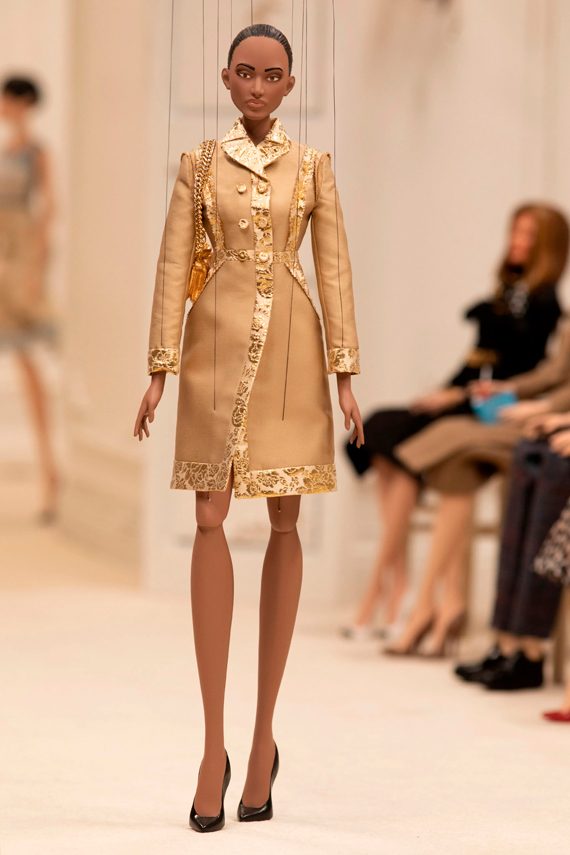 Роскошная одежда Moschino на кукле-модели Moschino куклы