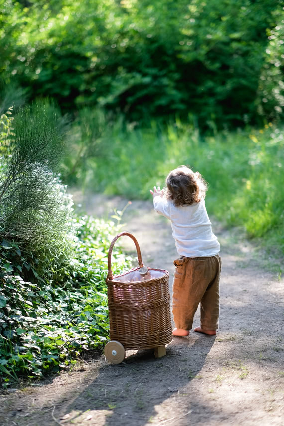 Ребенок с корзиной в лесу