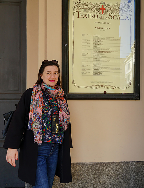 Ольга Бессмертная у афиши театра Ла Скала Ольга Бессмертная интервью