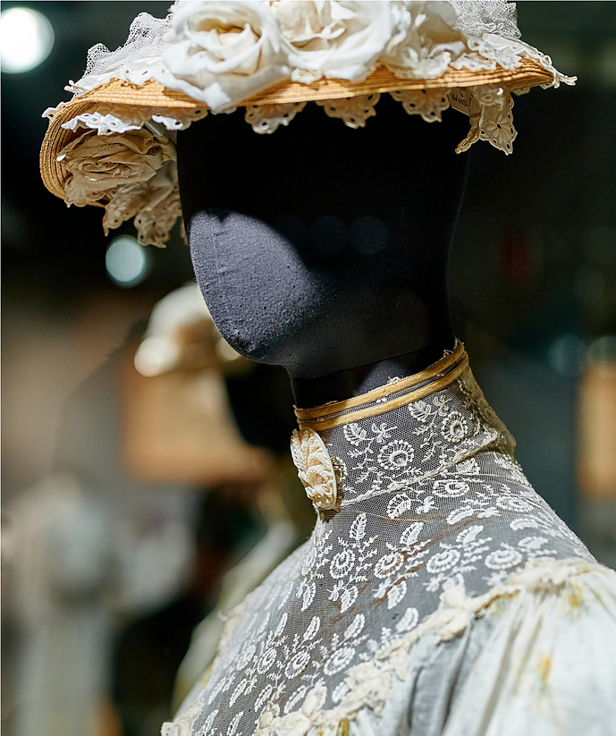 Victoria Museum —  модні капелюшки та вбрання