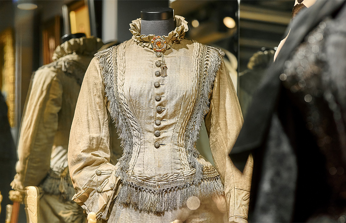 Victoria Museum: платье украшено искусственным жемчугом — писк моды