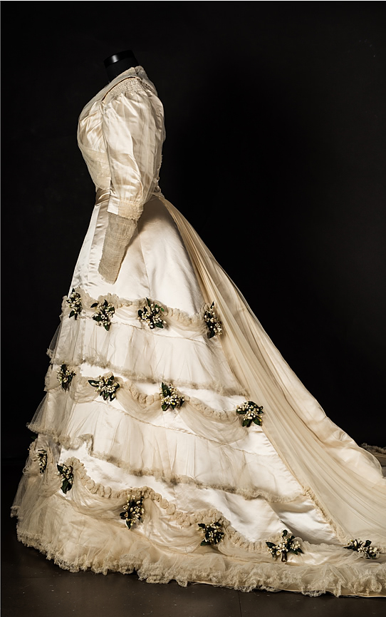 Свадебное платье из коллекции Victoria Museum: с восковыми букетиками цветов
