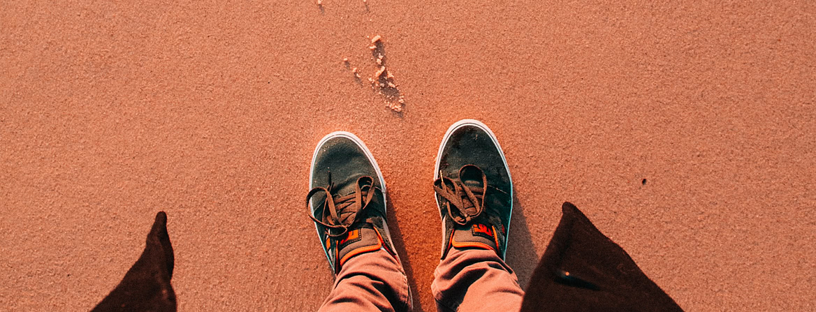 Фото ног на фоне яркого песка