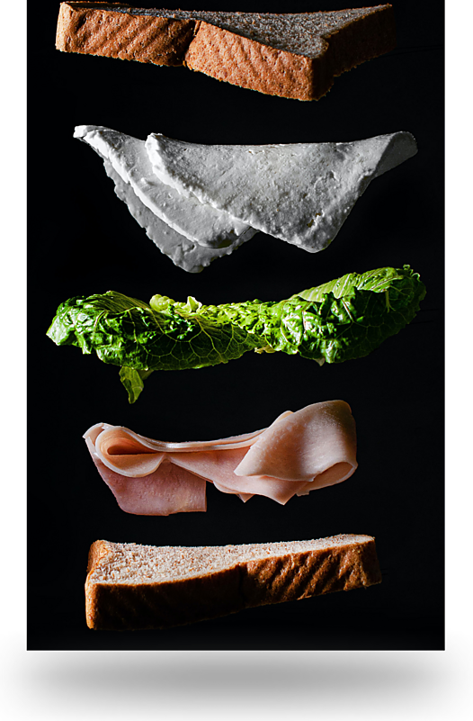 Бутерброд с брынзой, салатом и колбасой