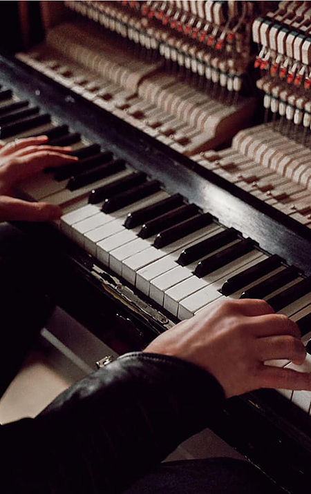 мужские руки на клавишах пианино