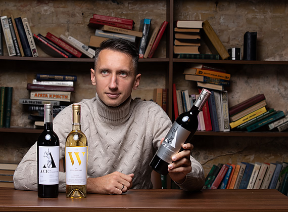 Сергей Стаховский с бутылками вина