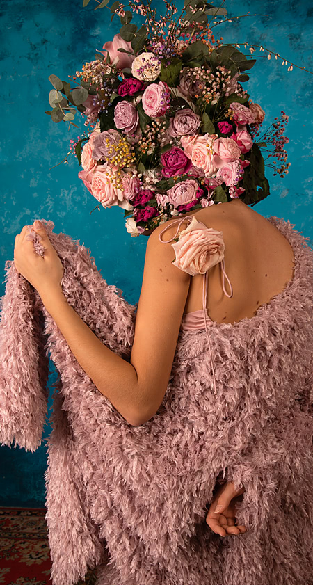 Розовый наряд с цветочным головным убором фото