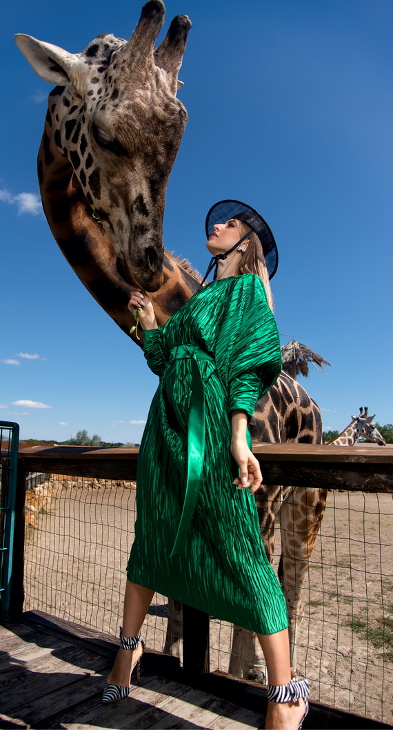 Биопарк фото с жирафом зеленое платье J’Amemme