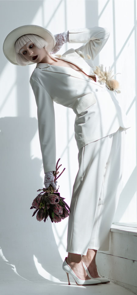 Белый пиджак белые брюки костюм Be Om букет сухостой itis flowers