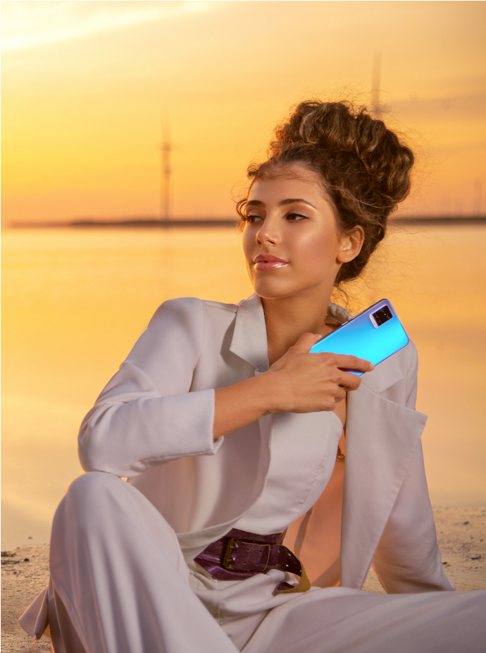 Модель демонстрирует смартфон vivo V20 на берегу озера Folga vivo V20 модель на фоне розового озера