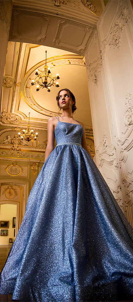 На модели — голубое вечернее платье Sherri Hill от ателье La Novale La Novale голубое вечернее платье Sherri Hill