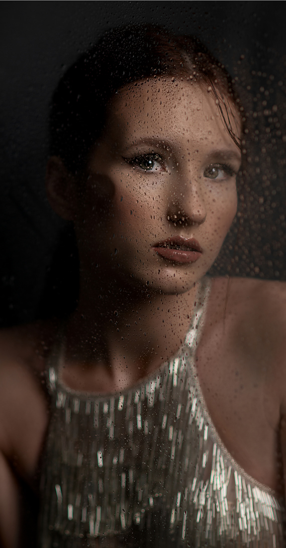 портрет модели с макияжем Gold Smoky eyes крутая идея для фотосъемки