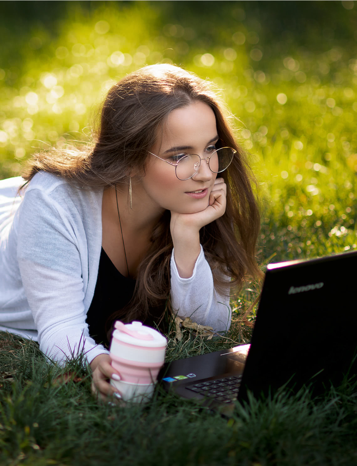 Студентка с ноутбуком в парке фото
